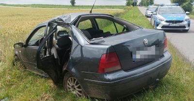 Straciła panowanie i uderzyła w drzewo