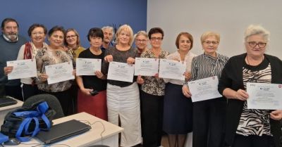Ośmioro seniorów uczyło się e-partycypacji
